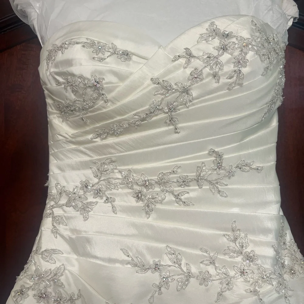 PRONOVIAS wedding dress excellent condition size 8. Worn once. Gorgeous. - Picture 5 of 10